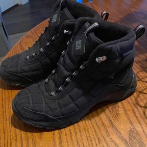 Men’s Columbia winter boots.